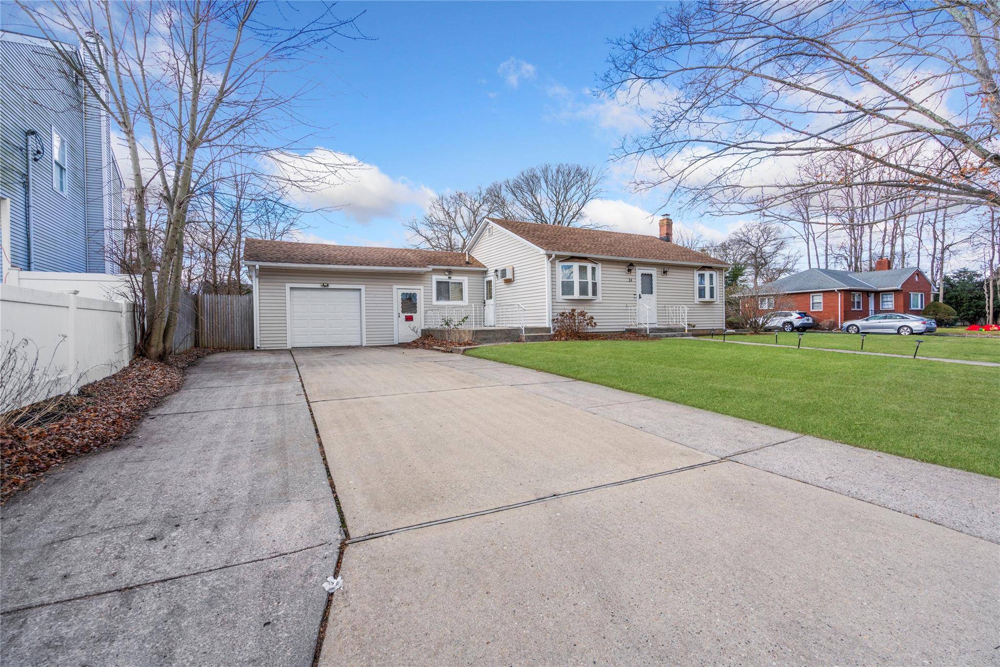 Selden, NY 11784,24 Abinet CT