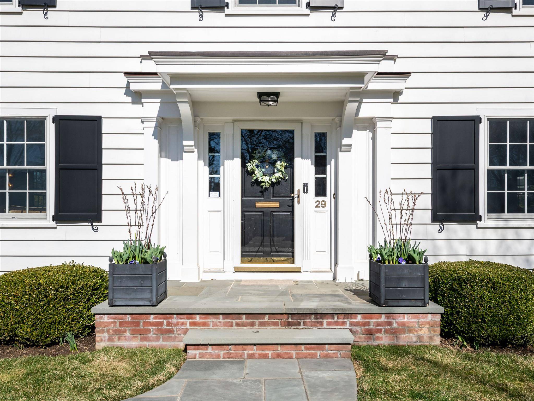 Manhasset, NY 11030,29 Valley RD
