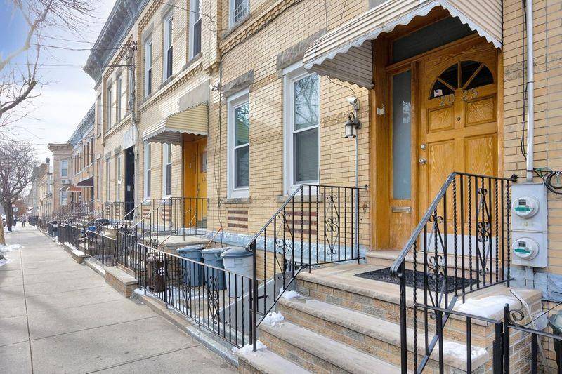 Ridgewood, NY 11385,20-25 Linden ST