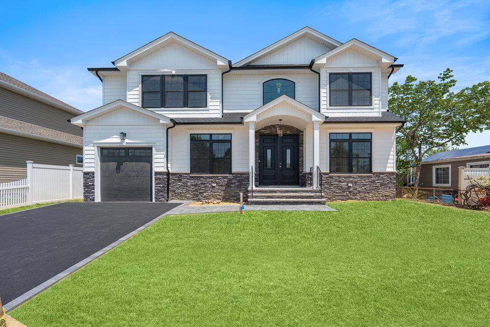 East Meadow, NY 11554,407 Wellington RD