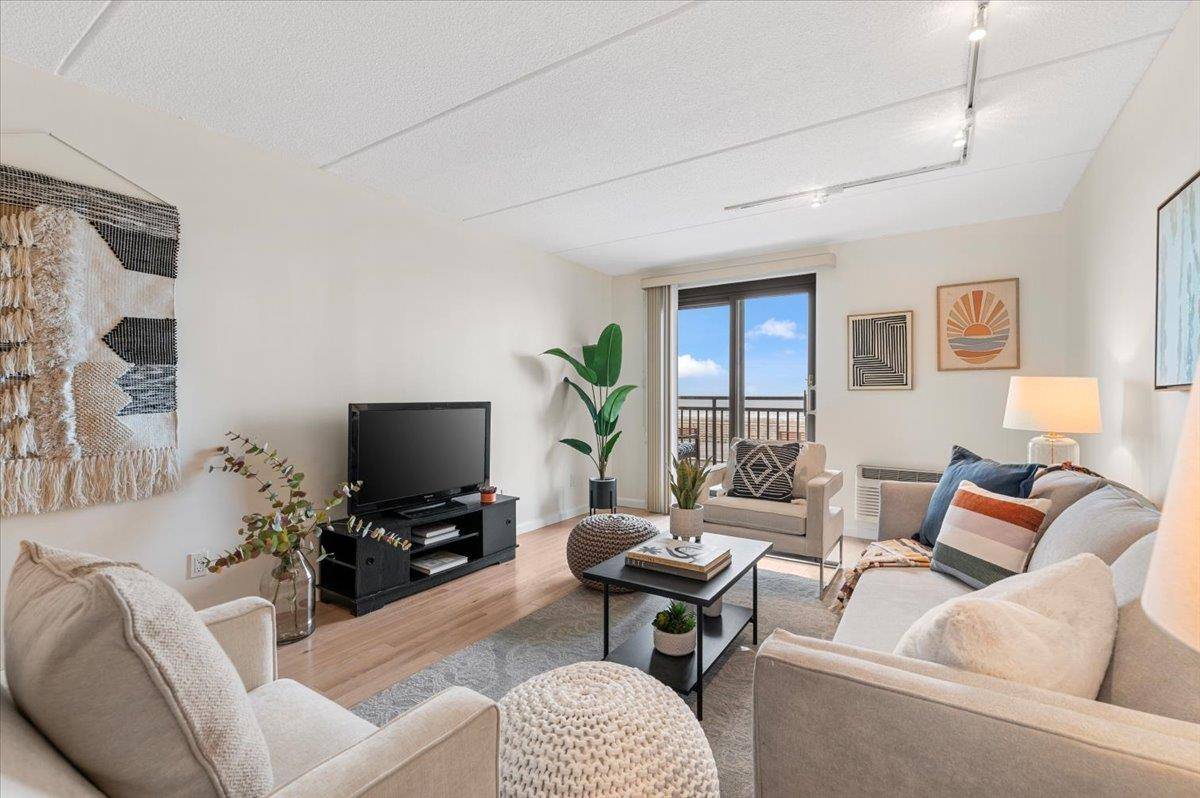 Long Beach, NY 11561,230 W Broadway #110