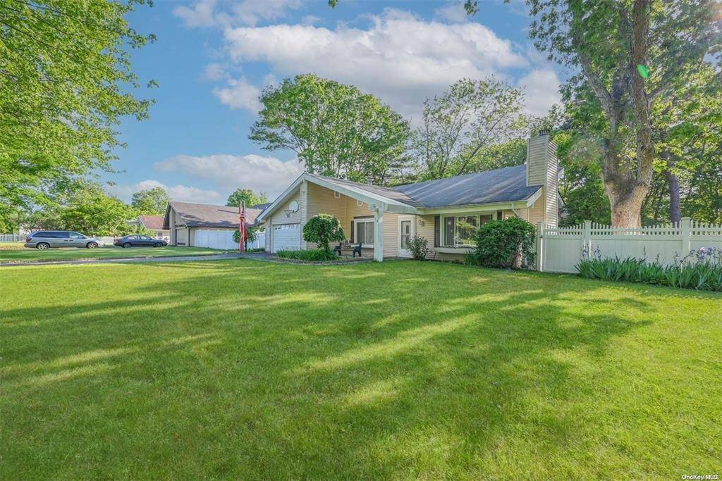 Coram, NY 11727,38 Glenmere LN