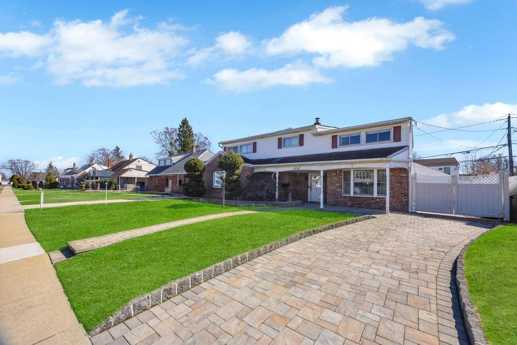 Levittown, NY 11756,38 Cliff LN