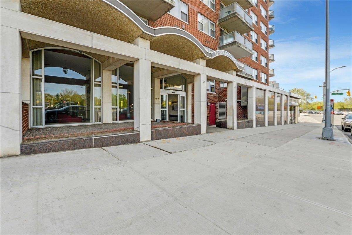 Briarwood, NY 11435,85-15 Main ST #9J