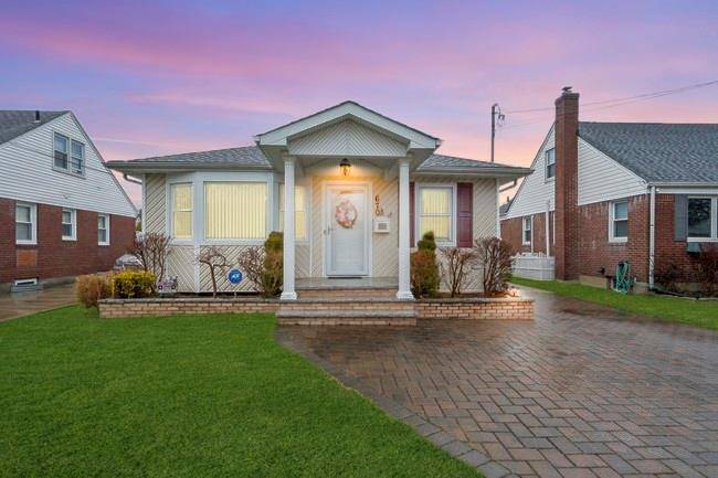 Garden City South, NY 11530,670 6th PL