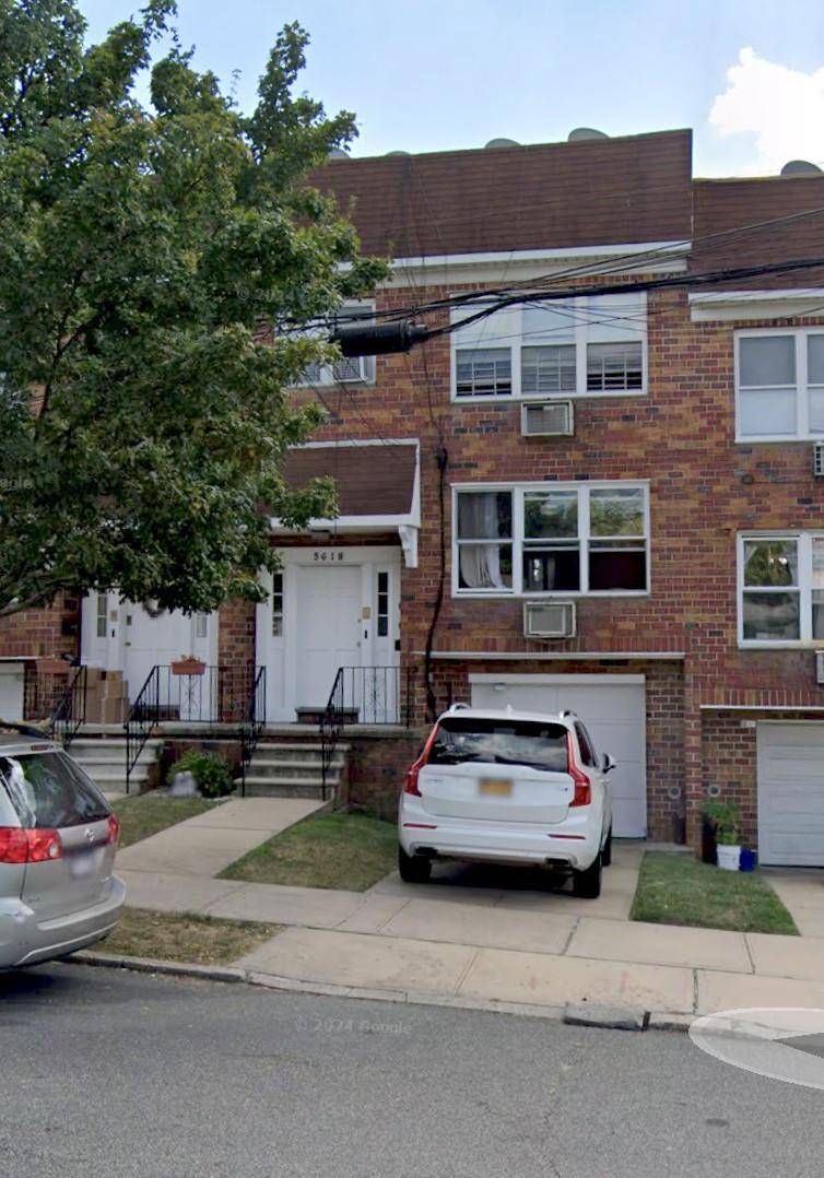 Bayside, NY 11364,56-18 Cloverdale BLVD