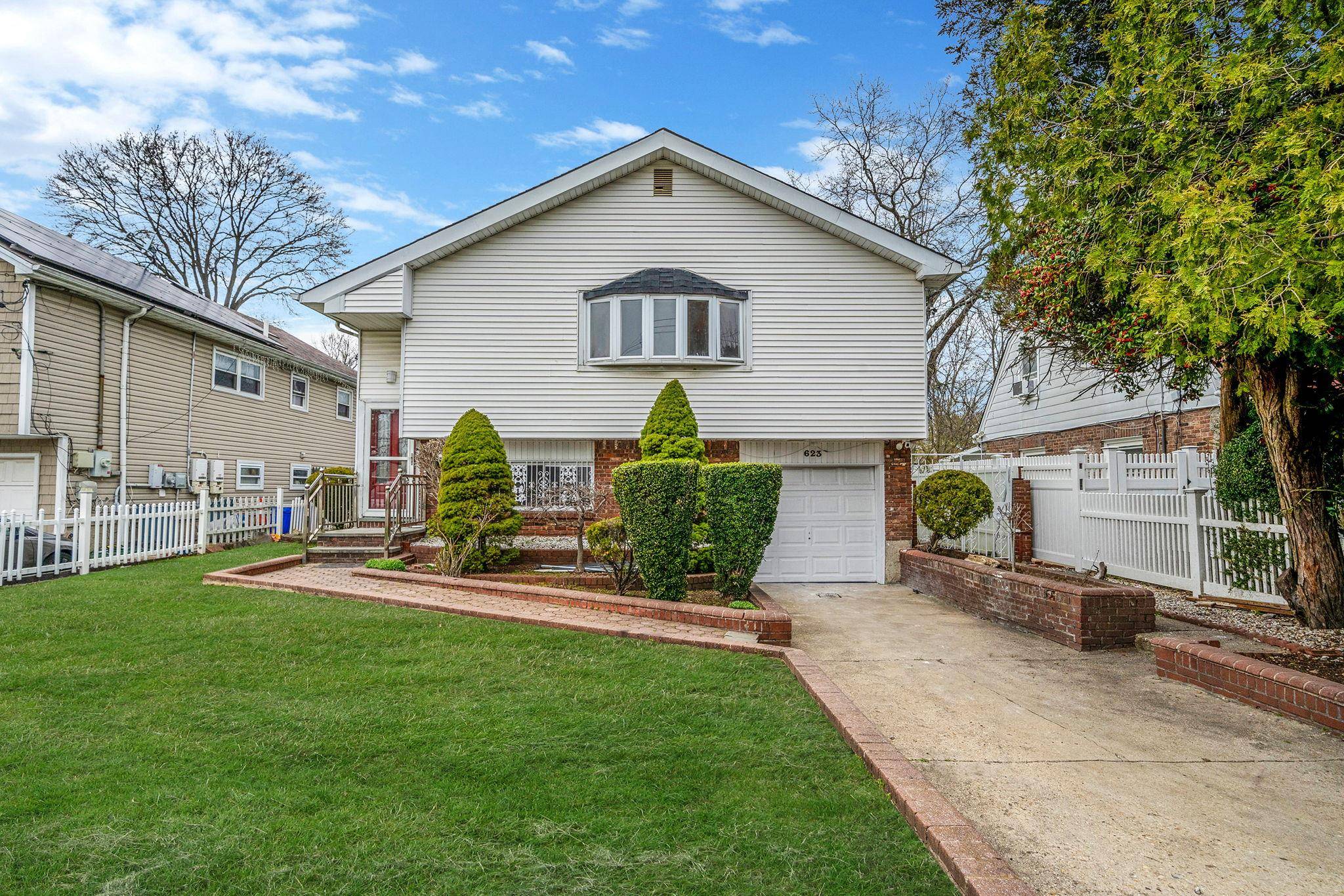 Westbury, NY 11590,623 Dartmouth ST