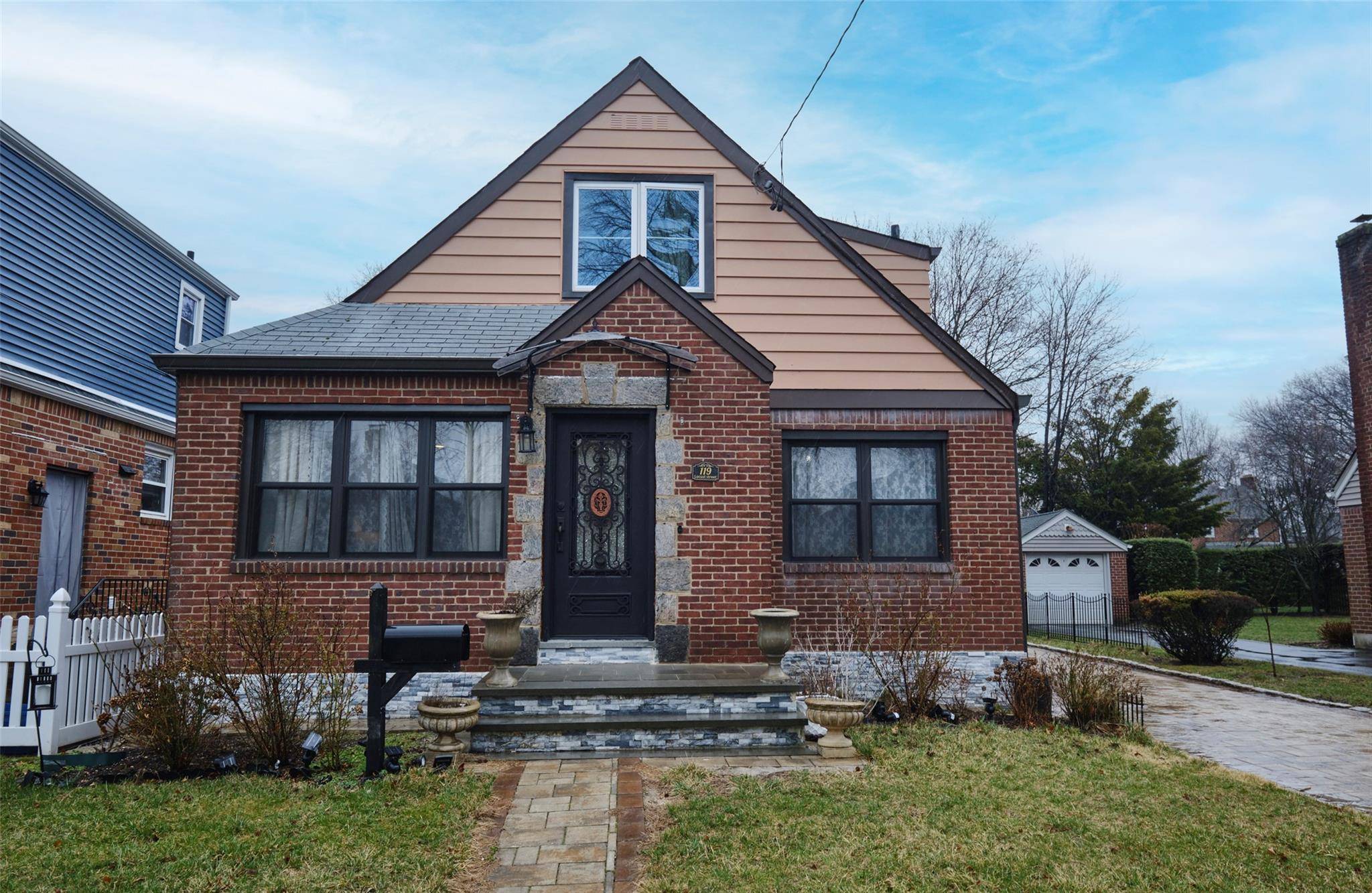 Floral Park, NY 11001,119 Locust ST