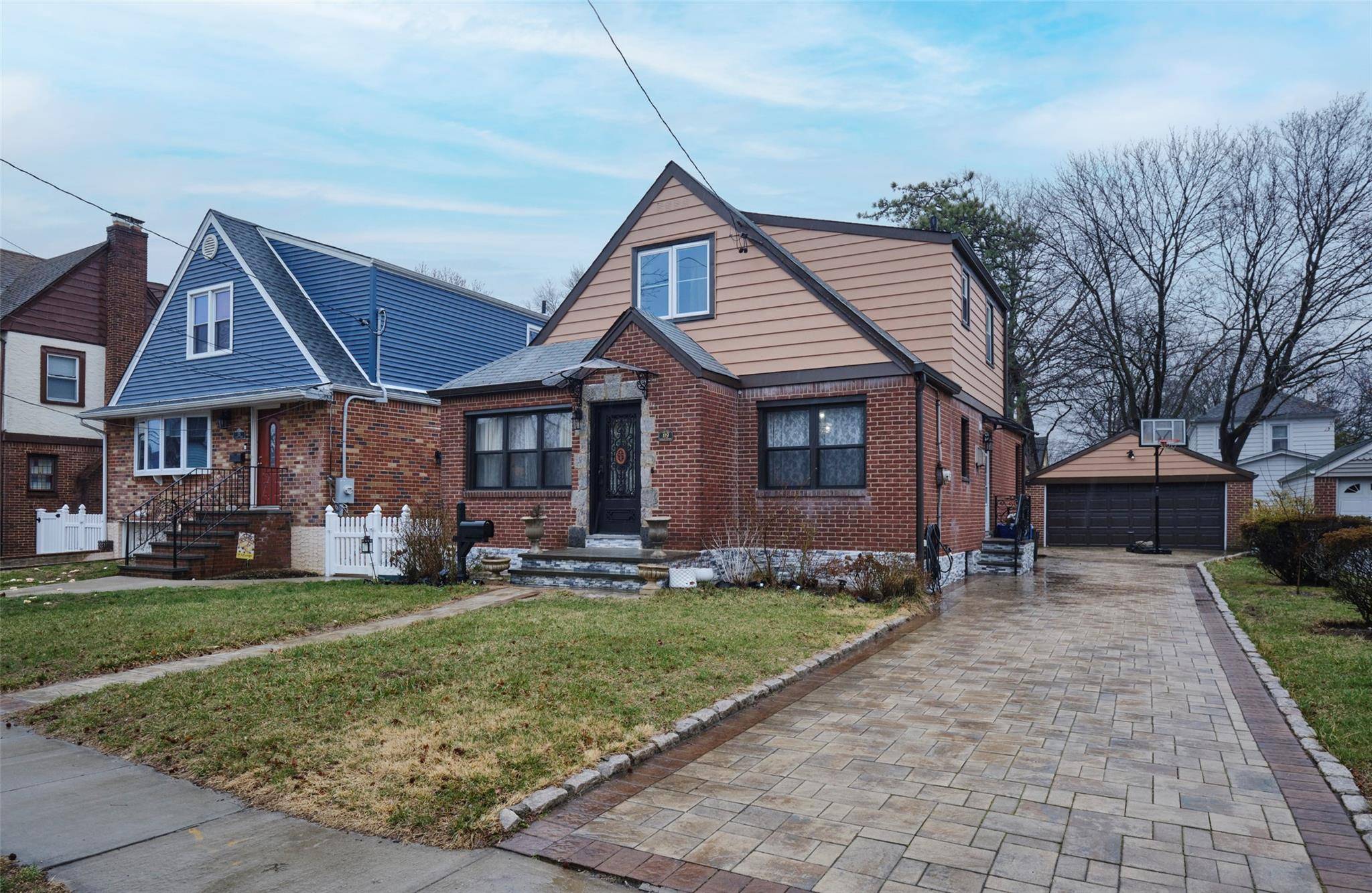 Floral Park, NY 11001,119 Locust ST