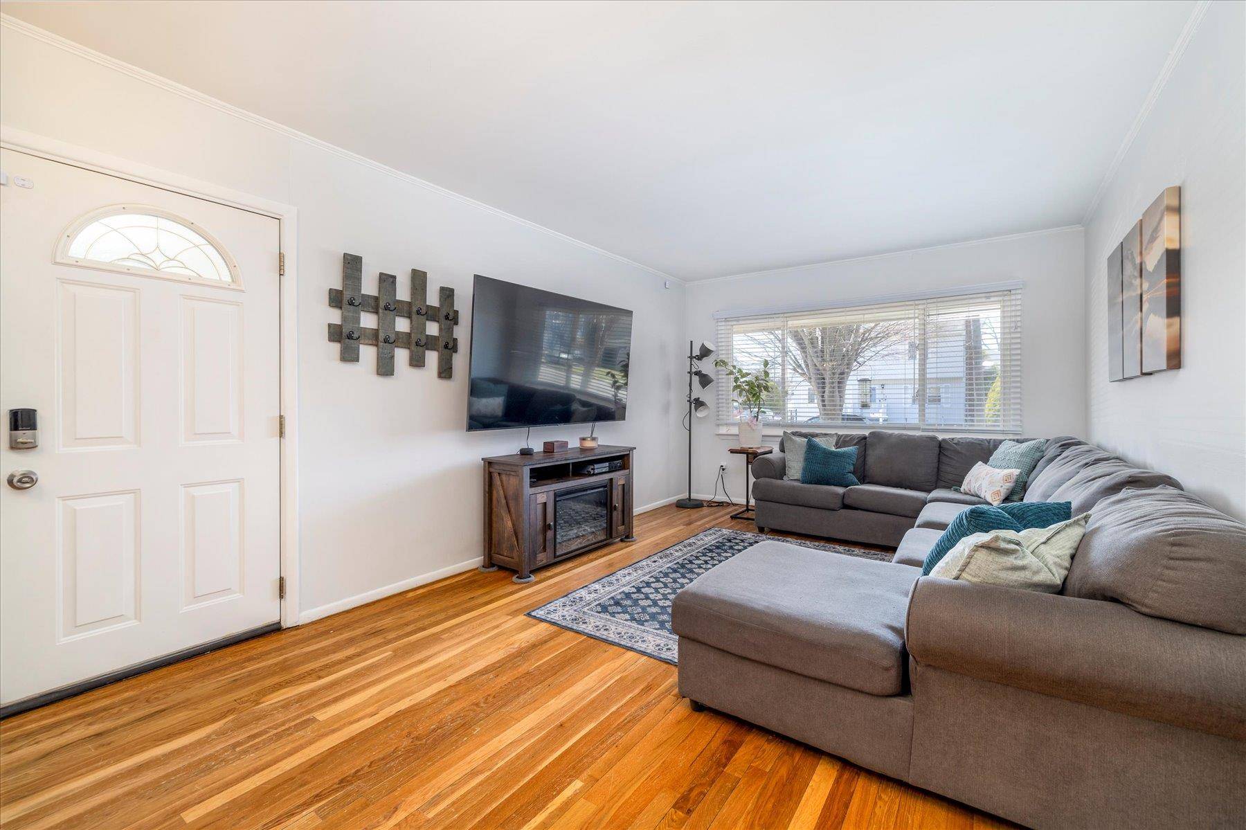 Lindenhurst, NY 11757,560 N Erie AVE