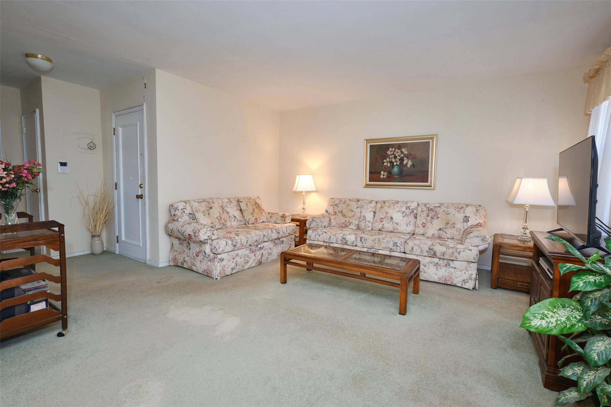 Roslyn Heights, NY 11577,19 Edwards ST #2F