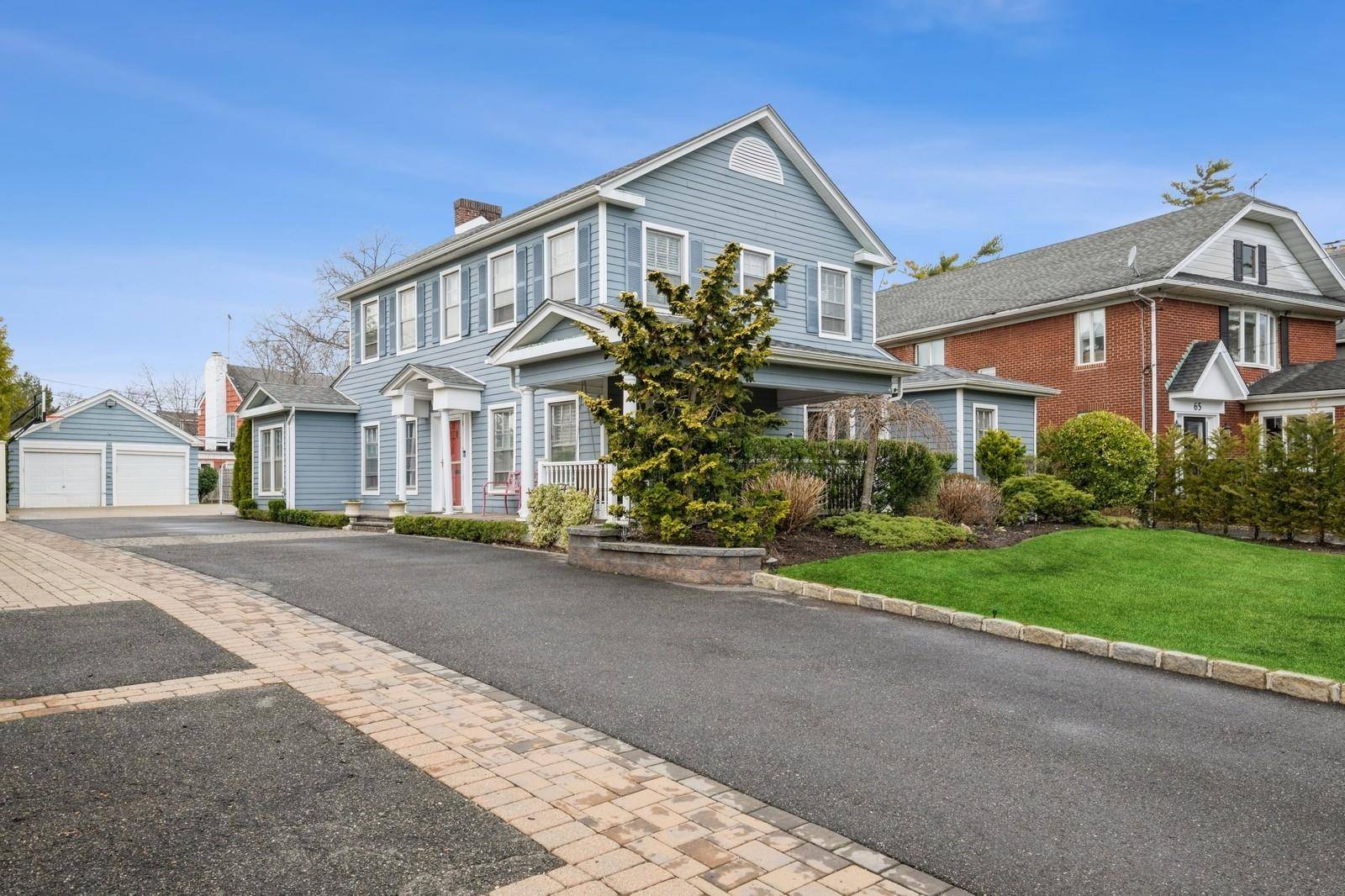 Lawrence, NY 11559,67 Briarwood LN