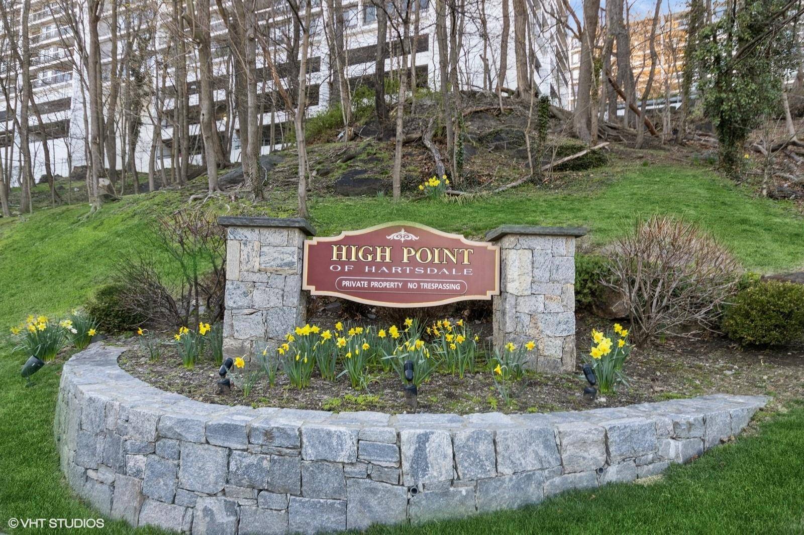 Hartsdale, NY 10530,500 High Point DR #PH 10