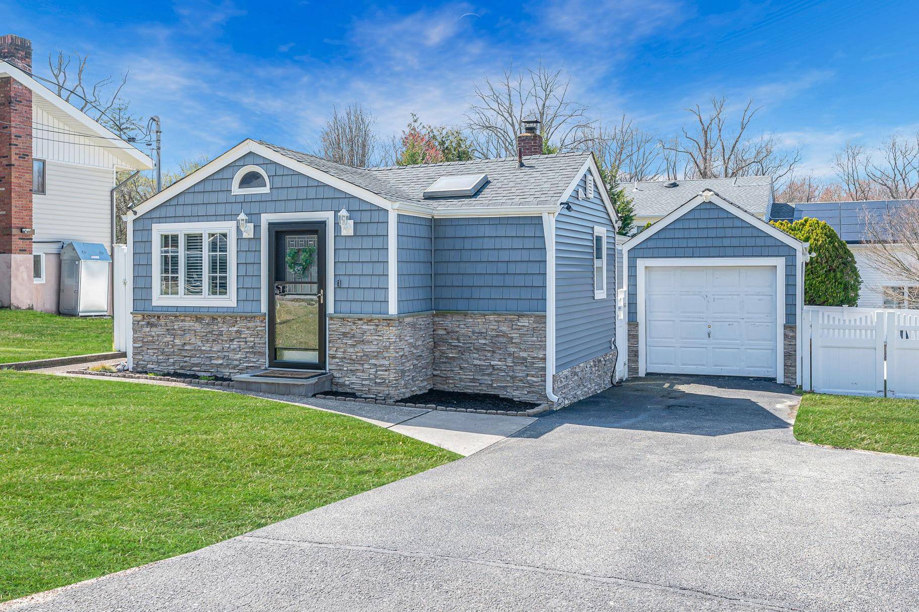 Kings Park, NY 11754,16 Magnolia DR