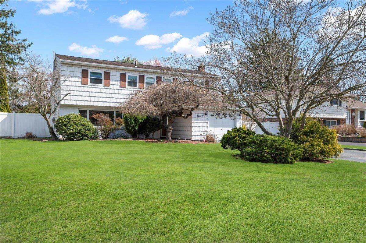Commack, NY 11725,11 Crabapple LN