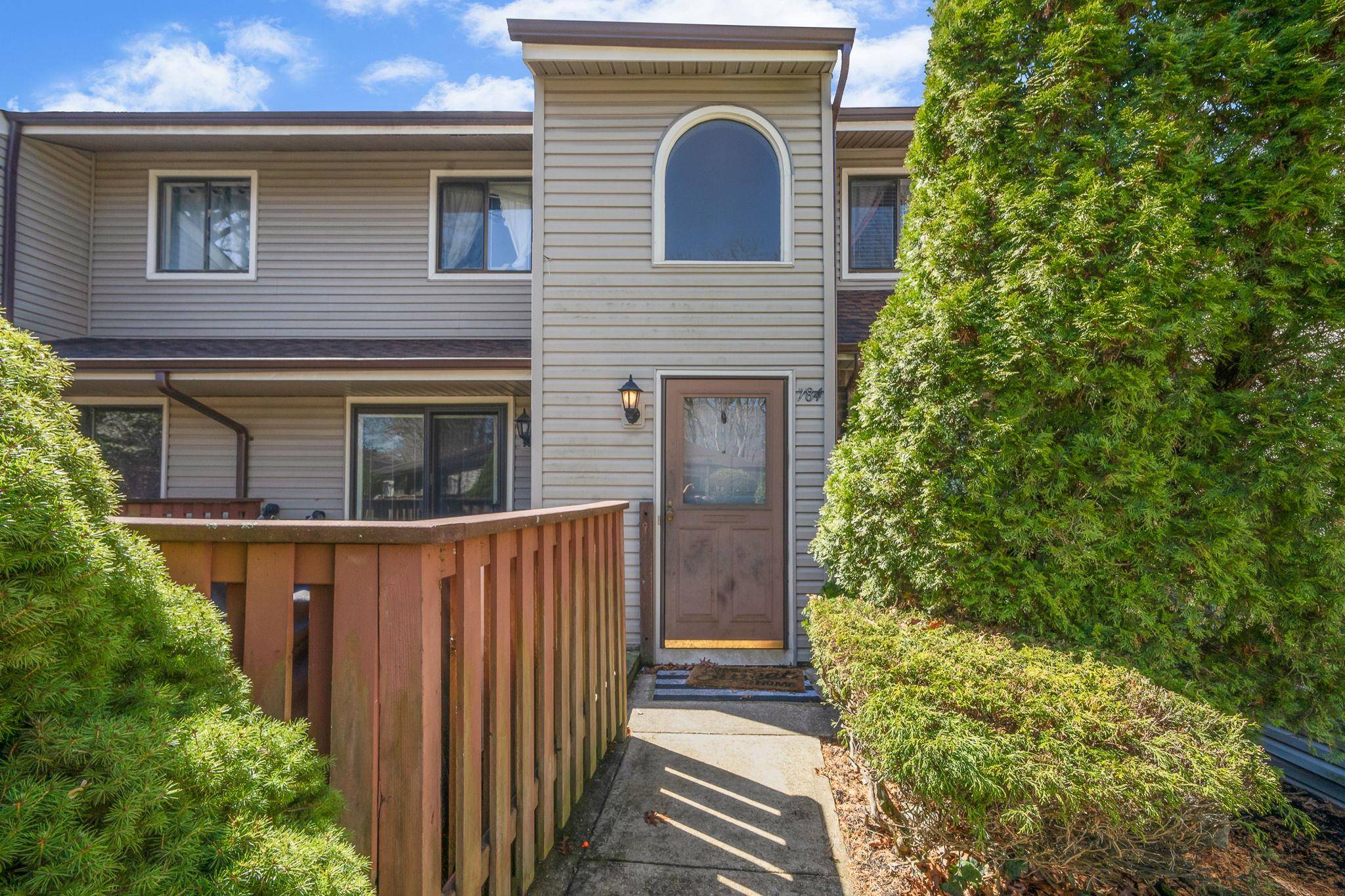 Coram, NY 11727,784 Hilltop CT