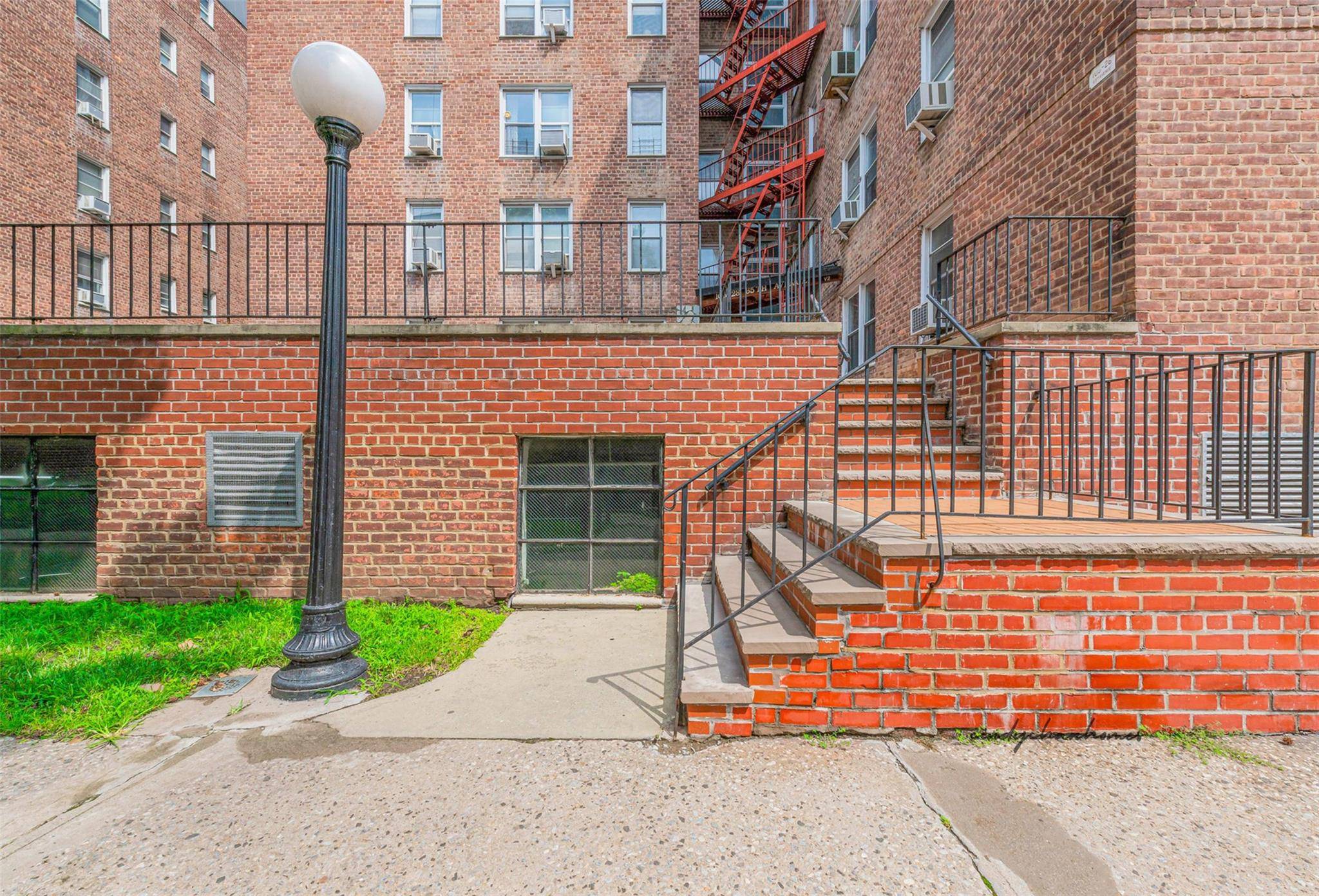 Forest Hills, NY 11375,65-35 Yellowstone Blvd #4C