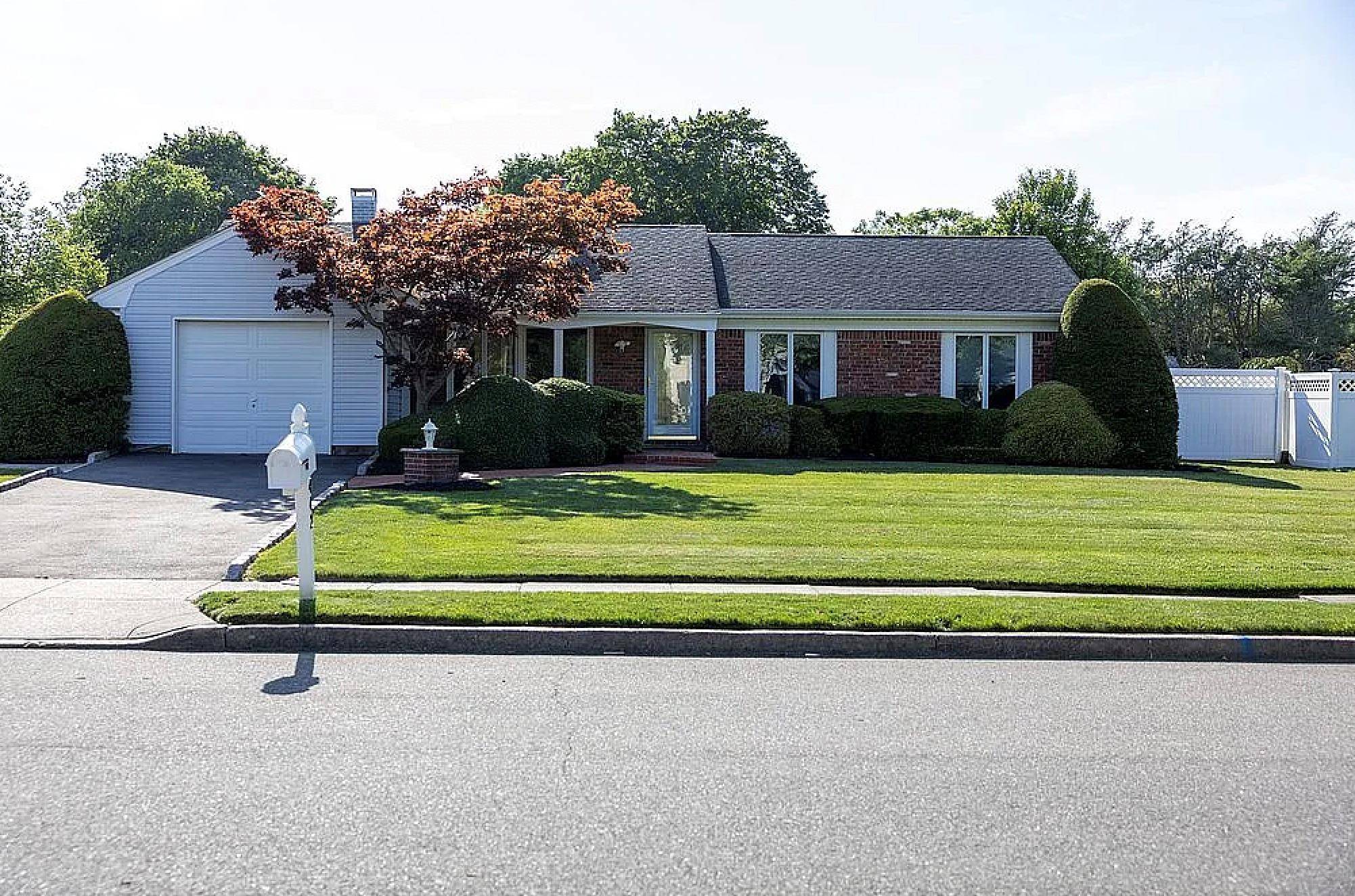 Sayville, NY 11782,442 China RD