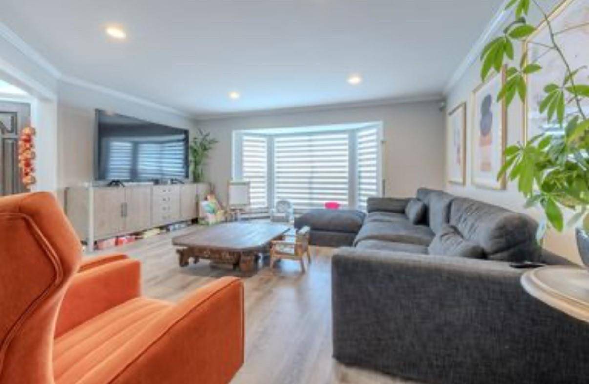 Williston Park, NY 11596,17 Herricks RD