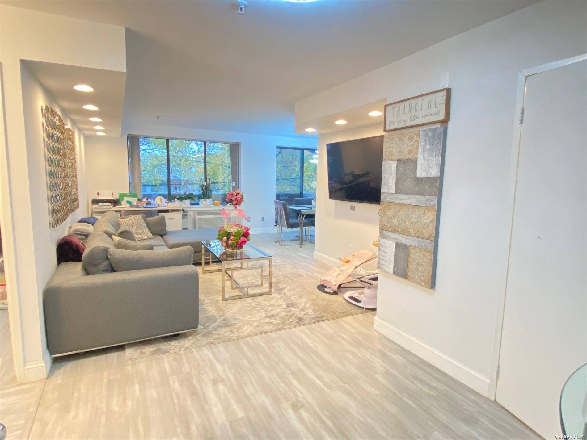 Great Neck, NY 11021,10 Canterbury RD #2D