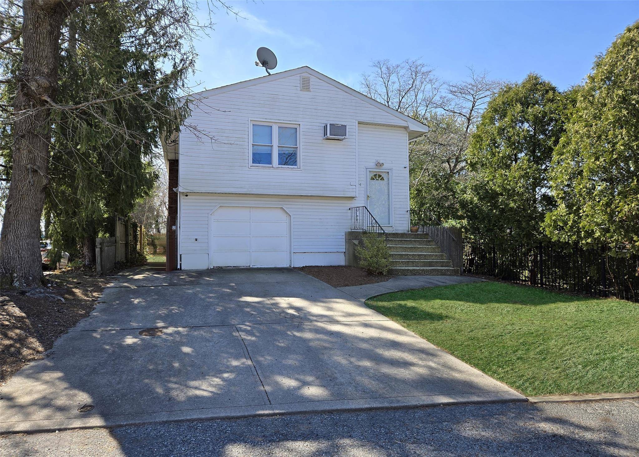 Lake Ronkonkoma, NY 11779,14 Uhl ST