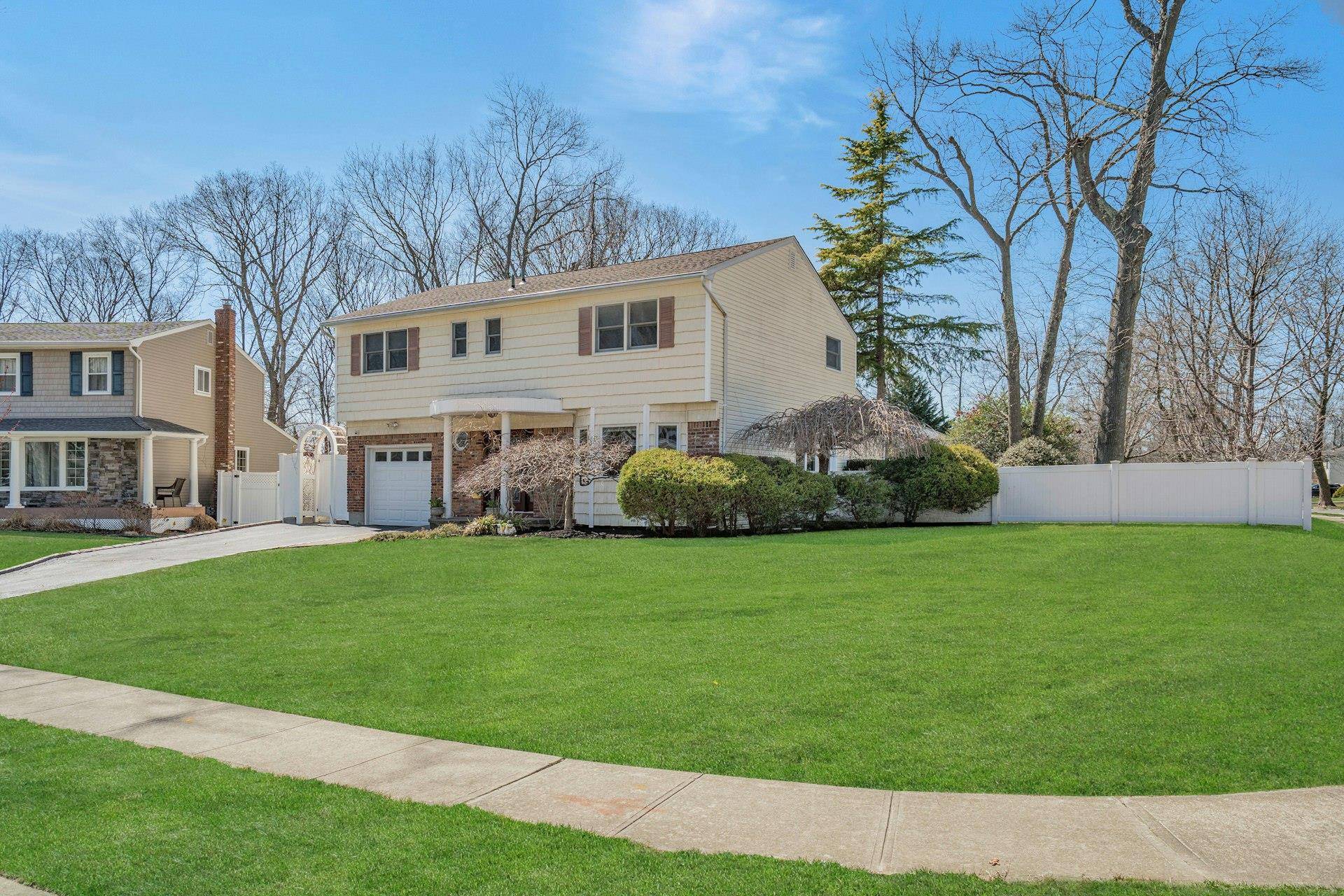 Commack, NY 11725,16 Glenmere LN