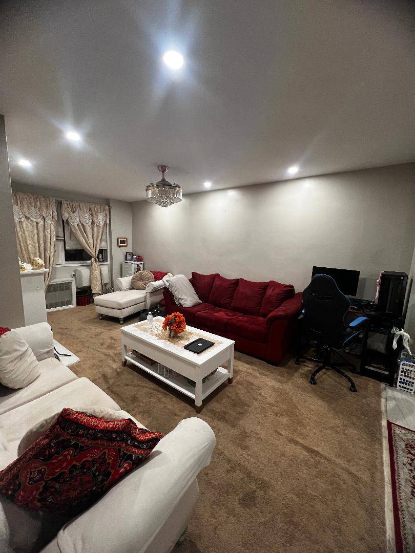 Howard Beach, NY 11414,84-40 153rd AVE #6E