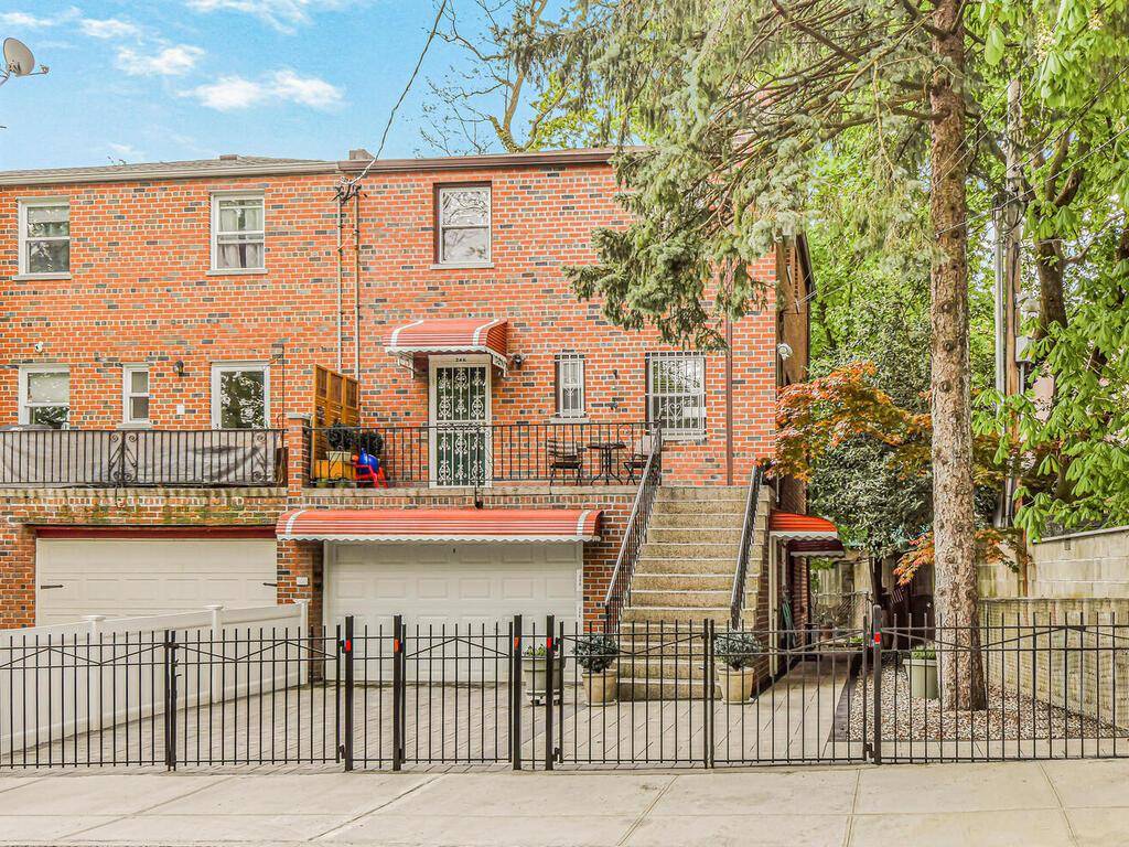 Bronx, NY 10471,246 W 256th ST