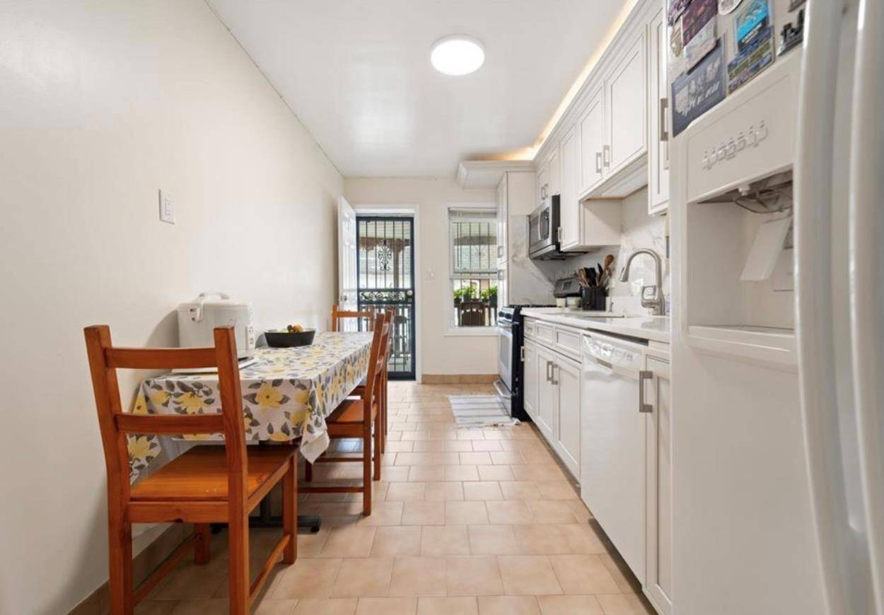 Jamaica Hills, NY 11432,161-24 84th RD