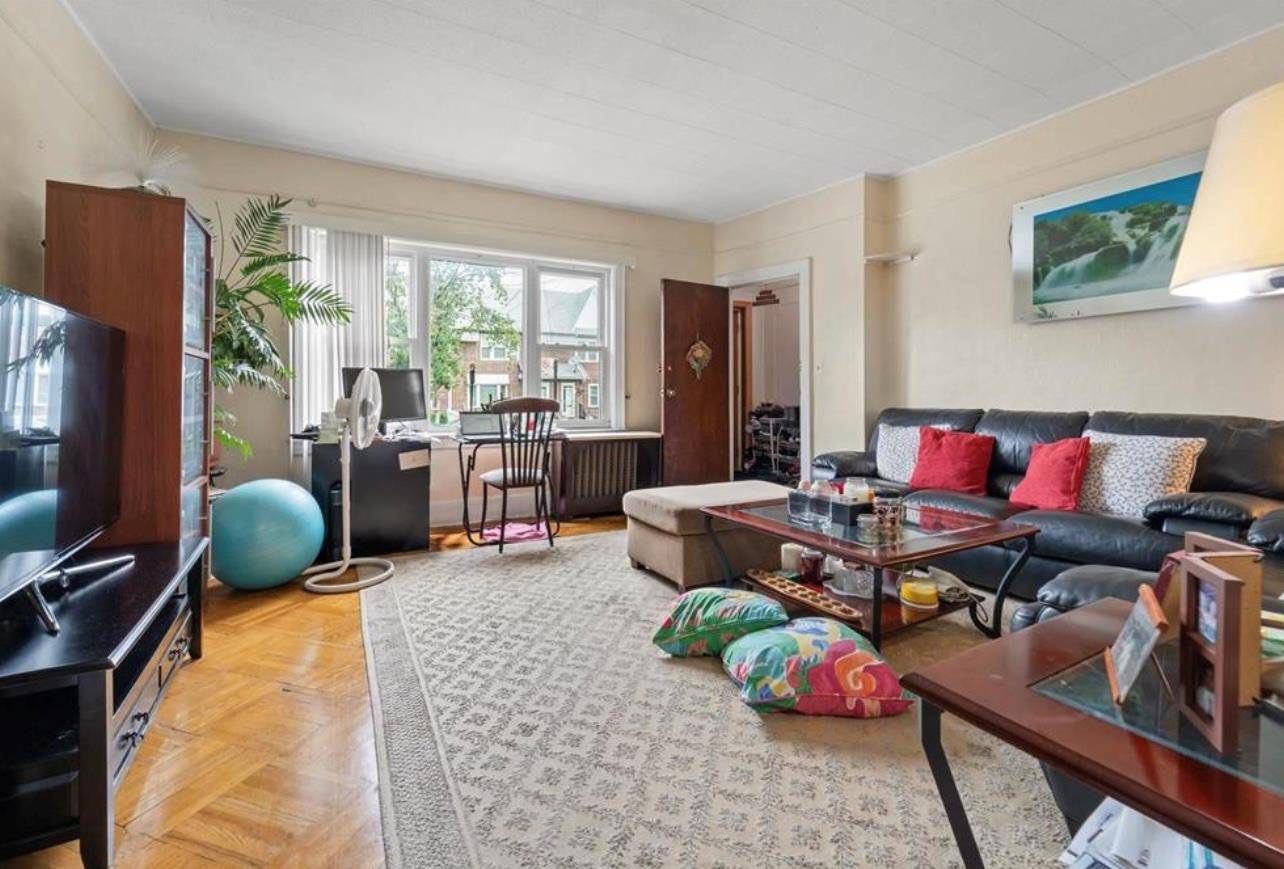 Jamaica Hills, NY 11432,161-24 84th RD