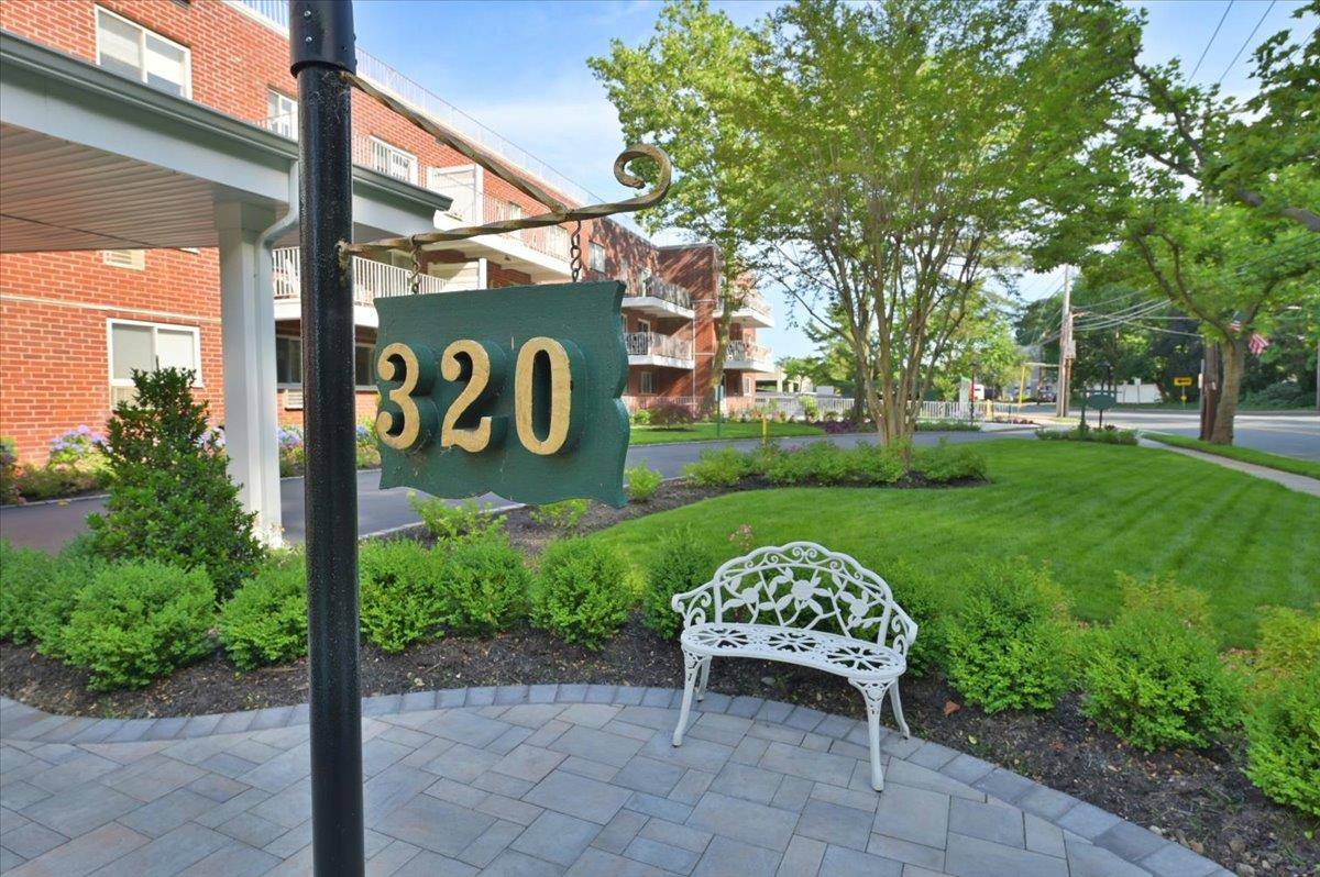 Great Neck, NY 11023,320 E Shore RD #1 C