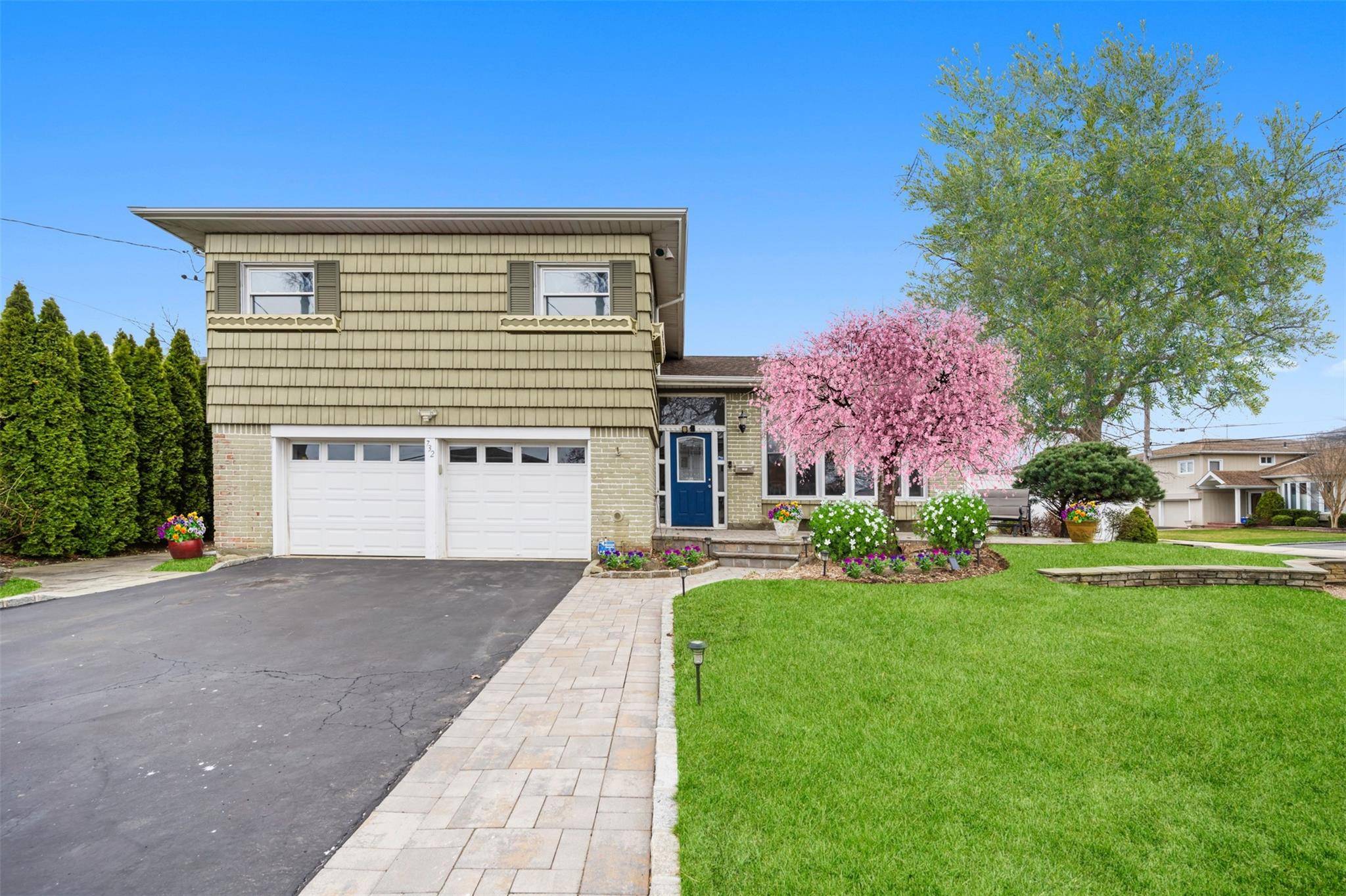 Baldwin Harbor, NY 11510,732 Bonnie DR