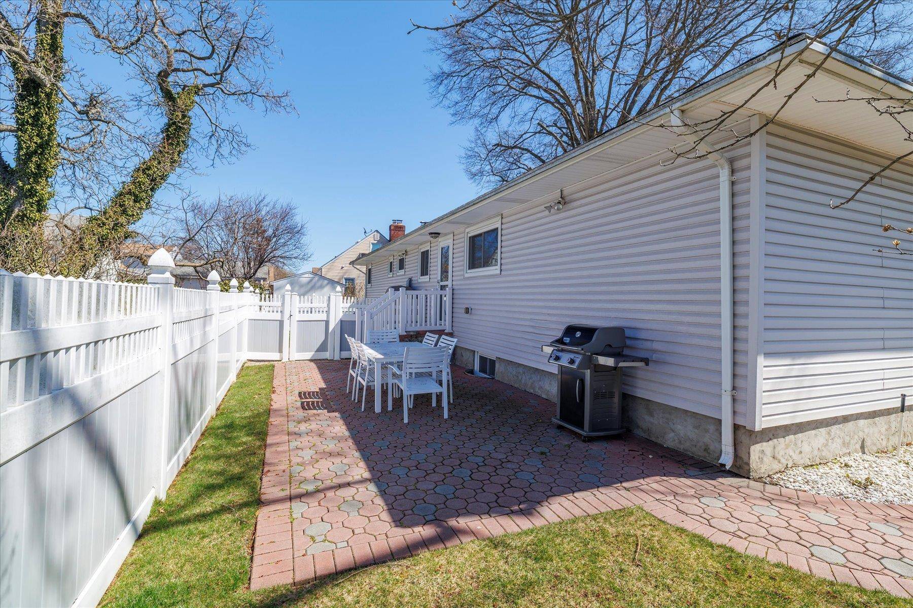 Baldwin Harbor, NY 11510,1027 Elizabeth ST