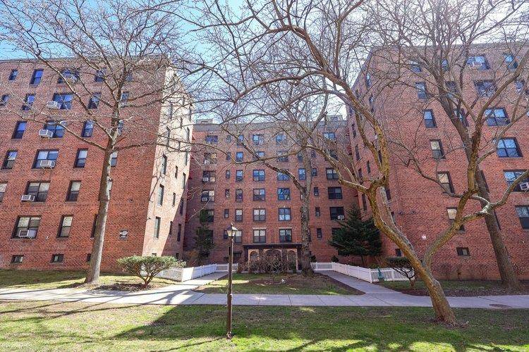 Woodhaven, NY 11421,83-20 98th ST #5J