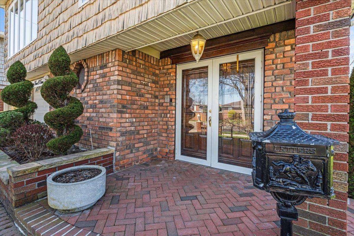 Howard Beach, NY 11414,84-04 164th AVE