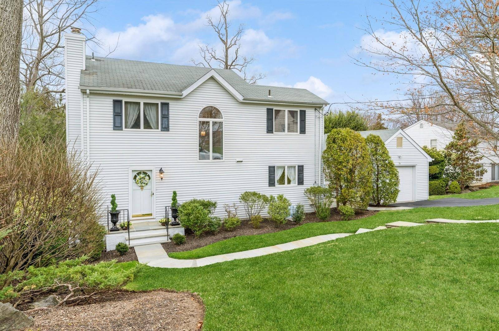 Scarsdale, NY 10583,16 Greenvale PL