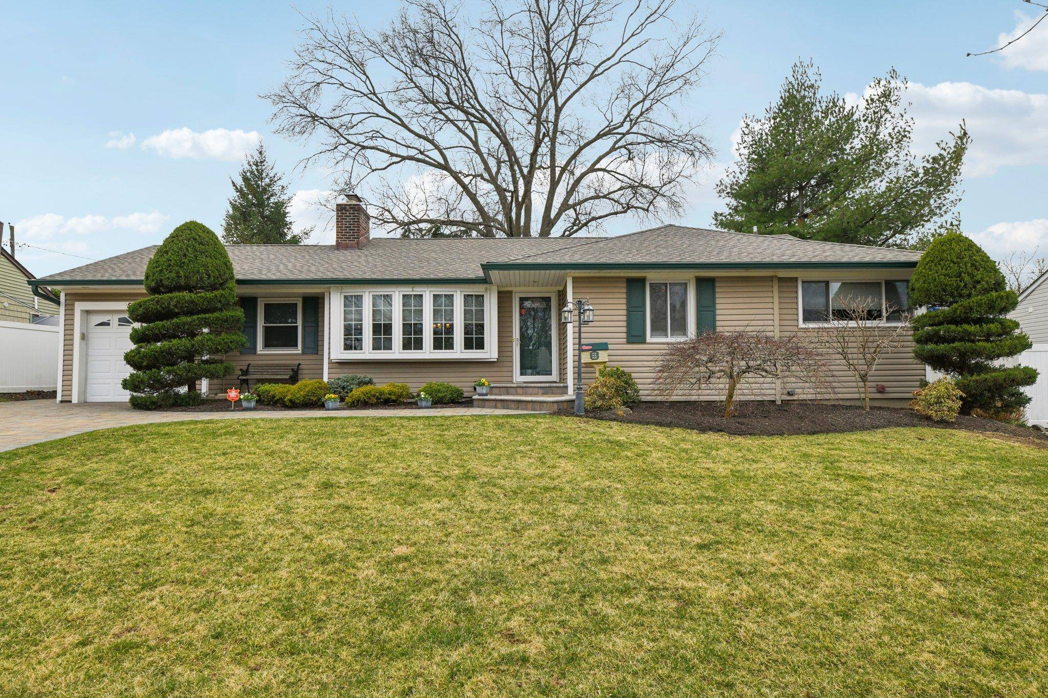 Westbury, NY 11590,527 Davie ST