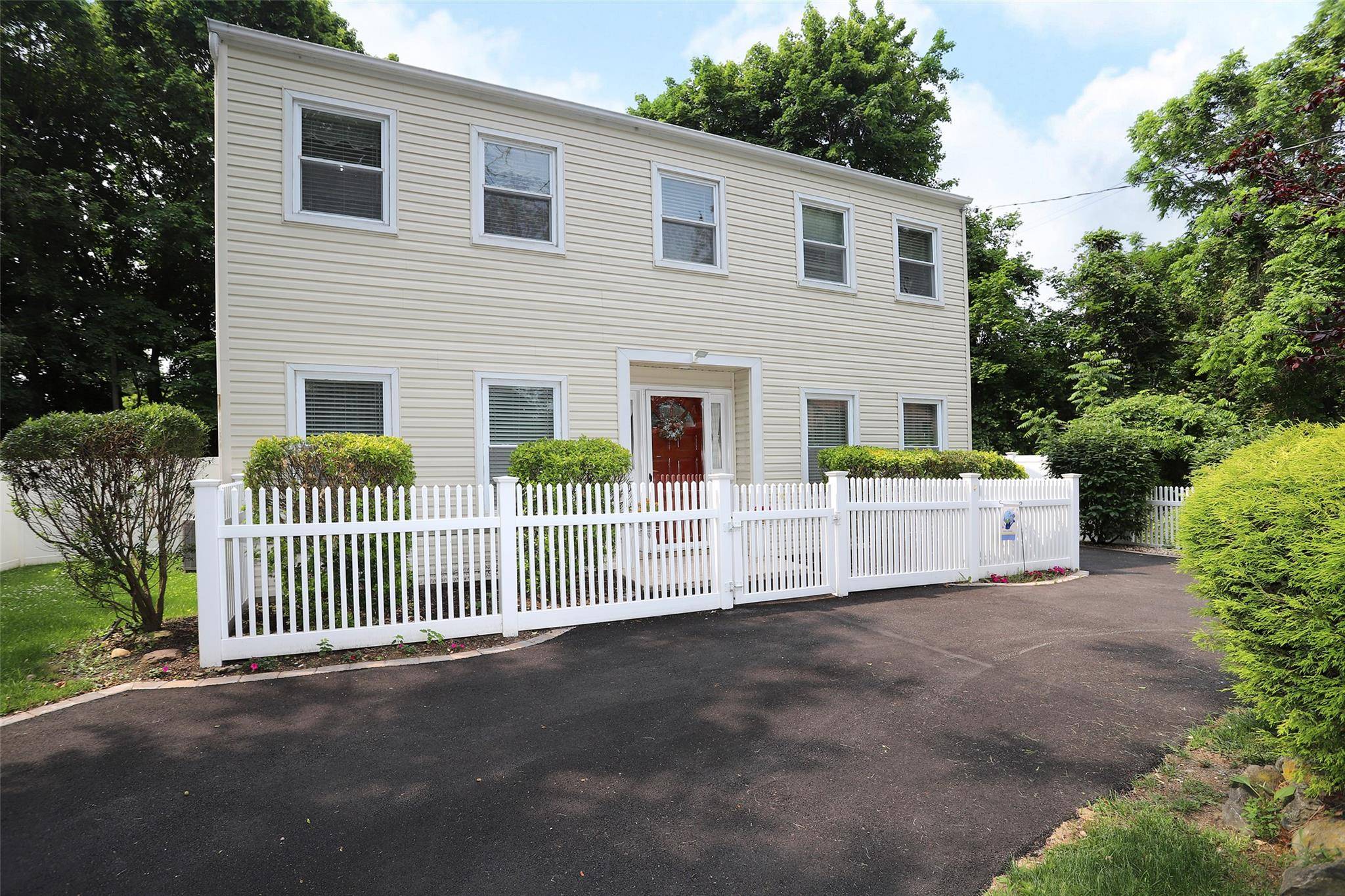 Smithtown, NY 11787,36 Rose ST