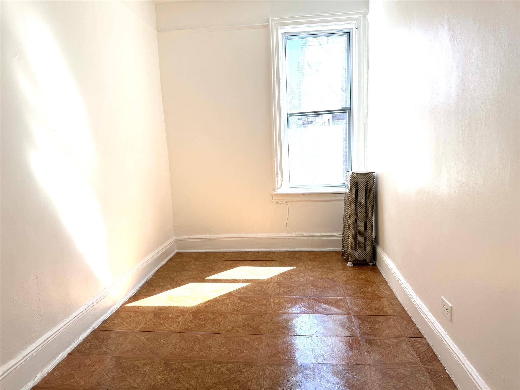 Jackson Heights, NY 11372,81-10 37th Ave #3R