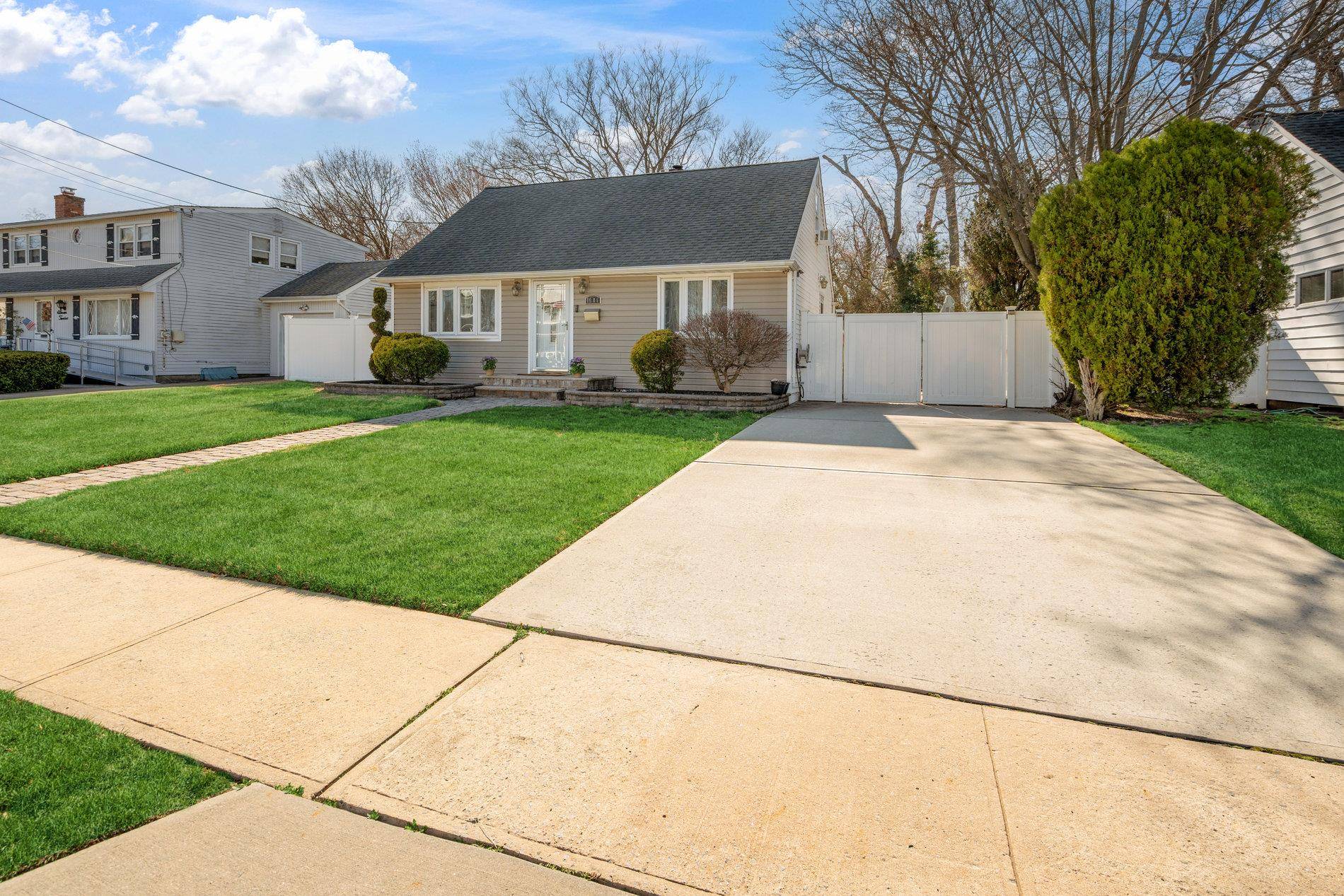 North Merrick, NY 11566,1106 South DR