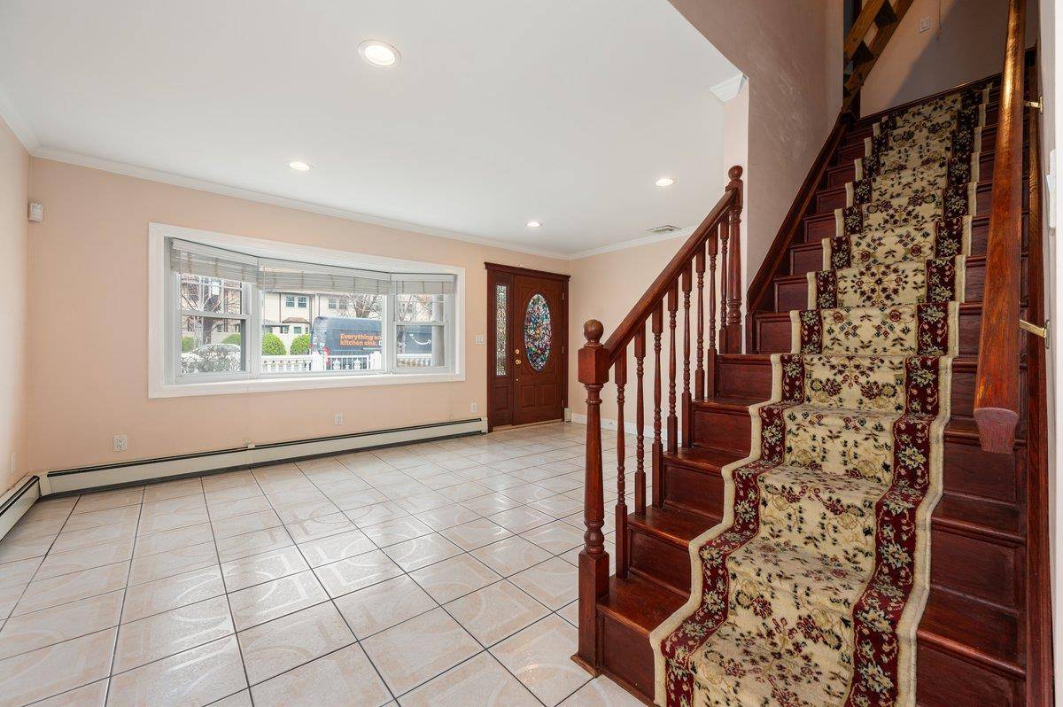 Cedarhurst, NY 11516,327 Peninsula BLVD