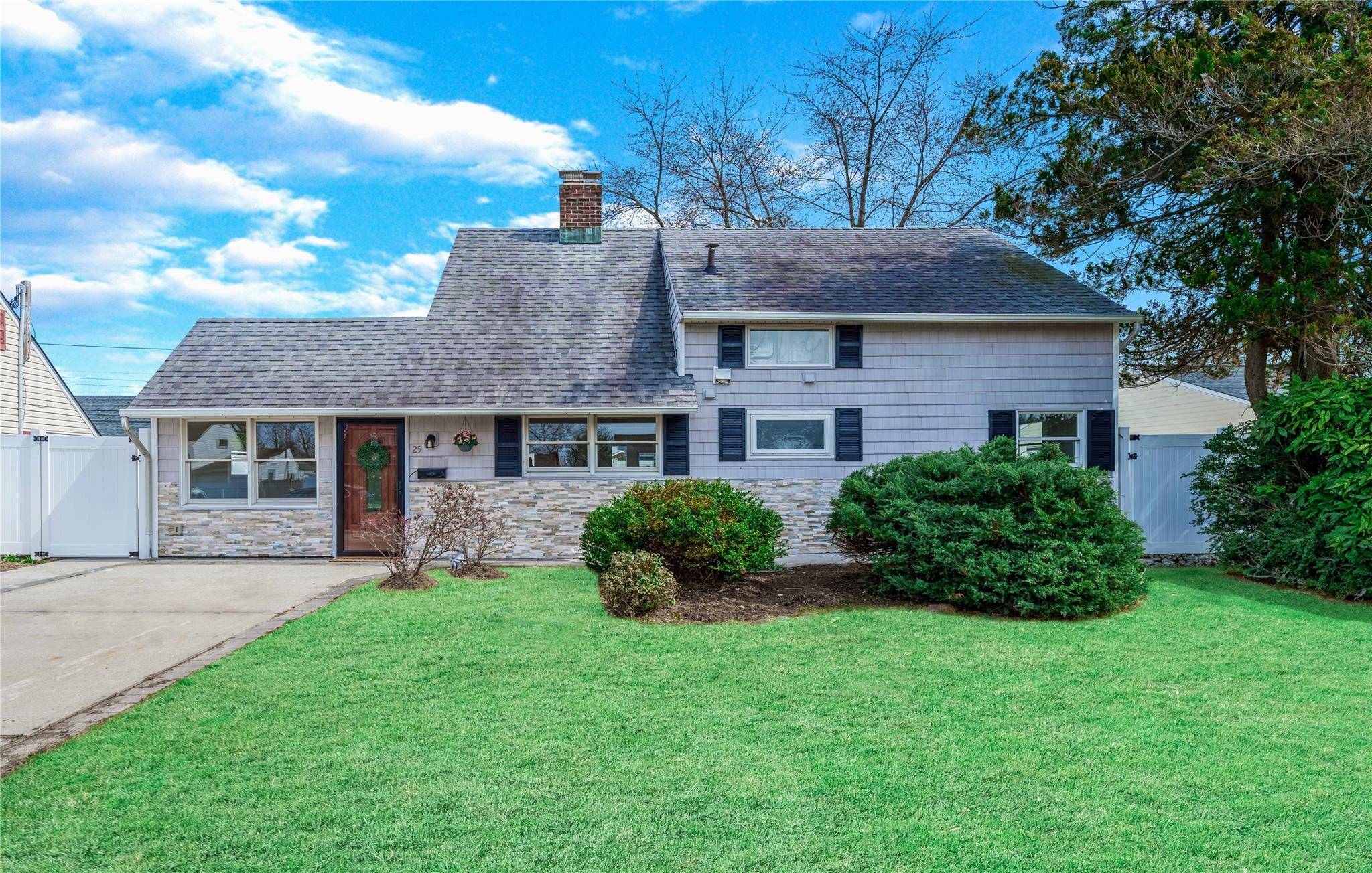 Westbury, NY 11590,25 Lotus LN