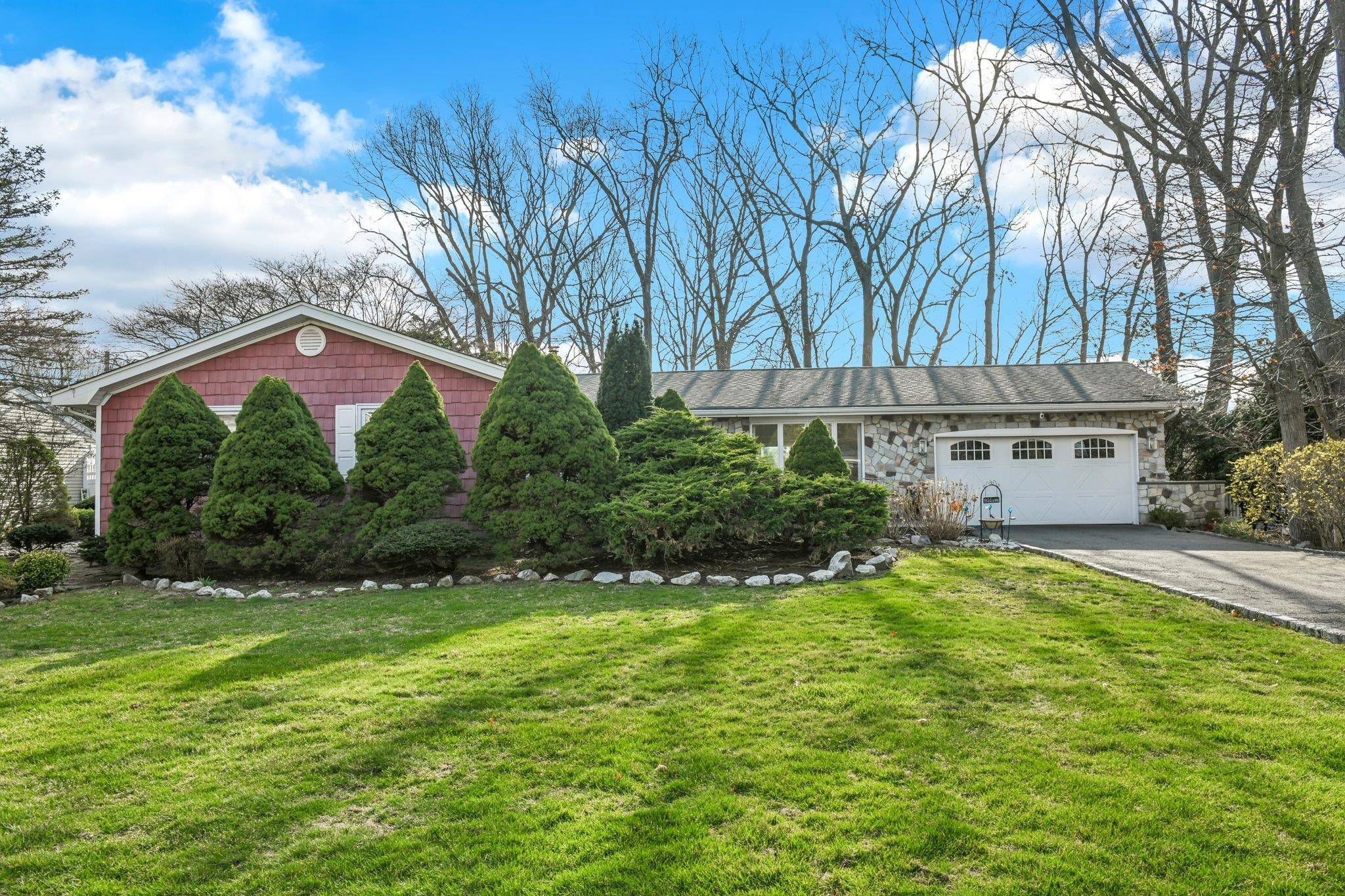Commack, NY 11725,4 Feather LN