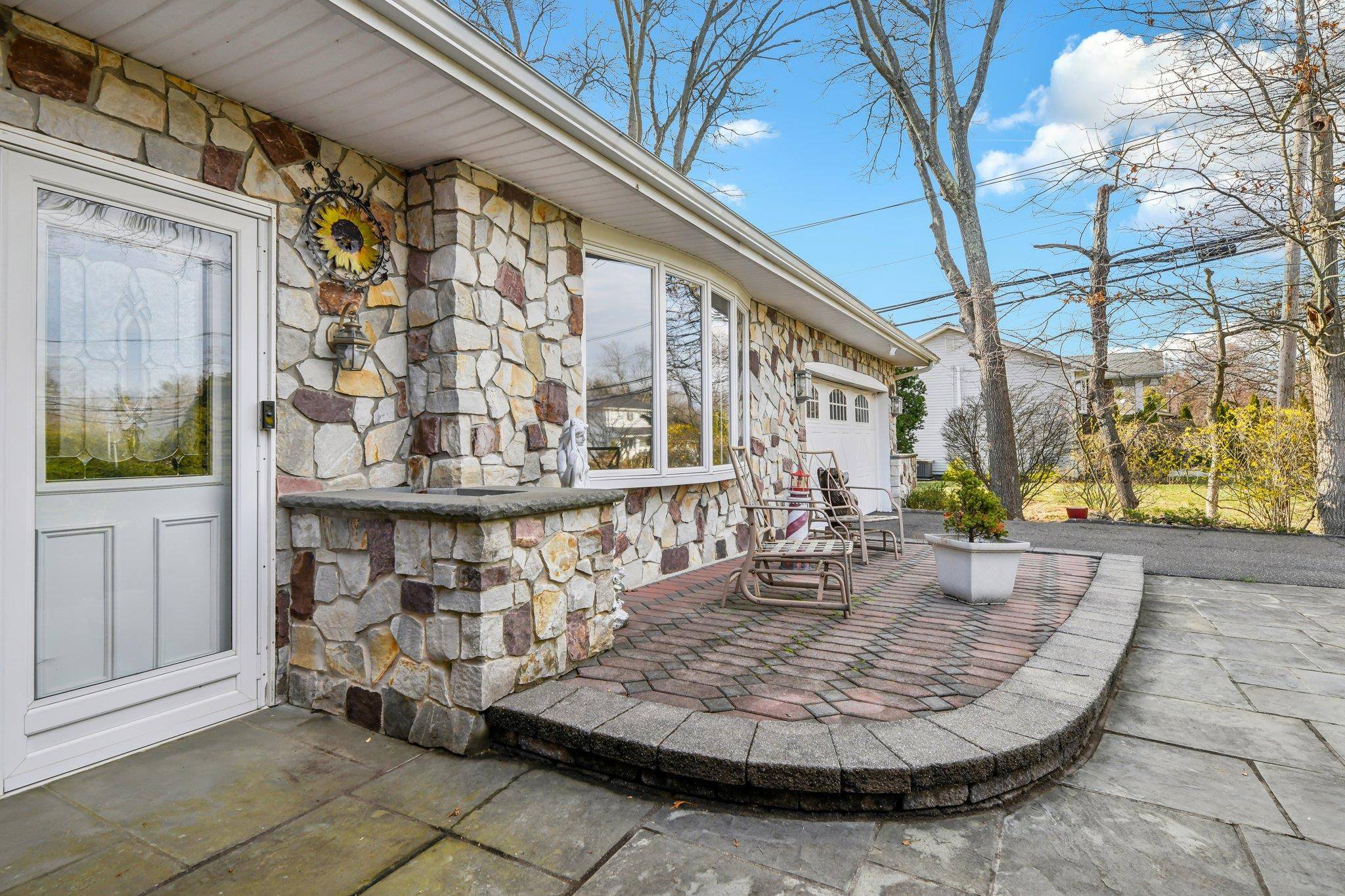 Commack, NY 11725,4 Feather LN