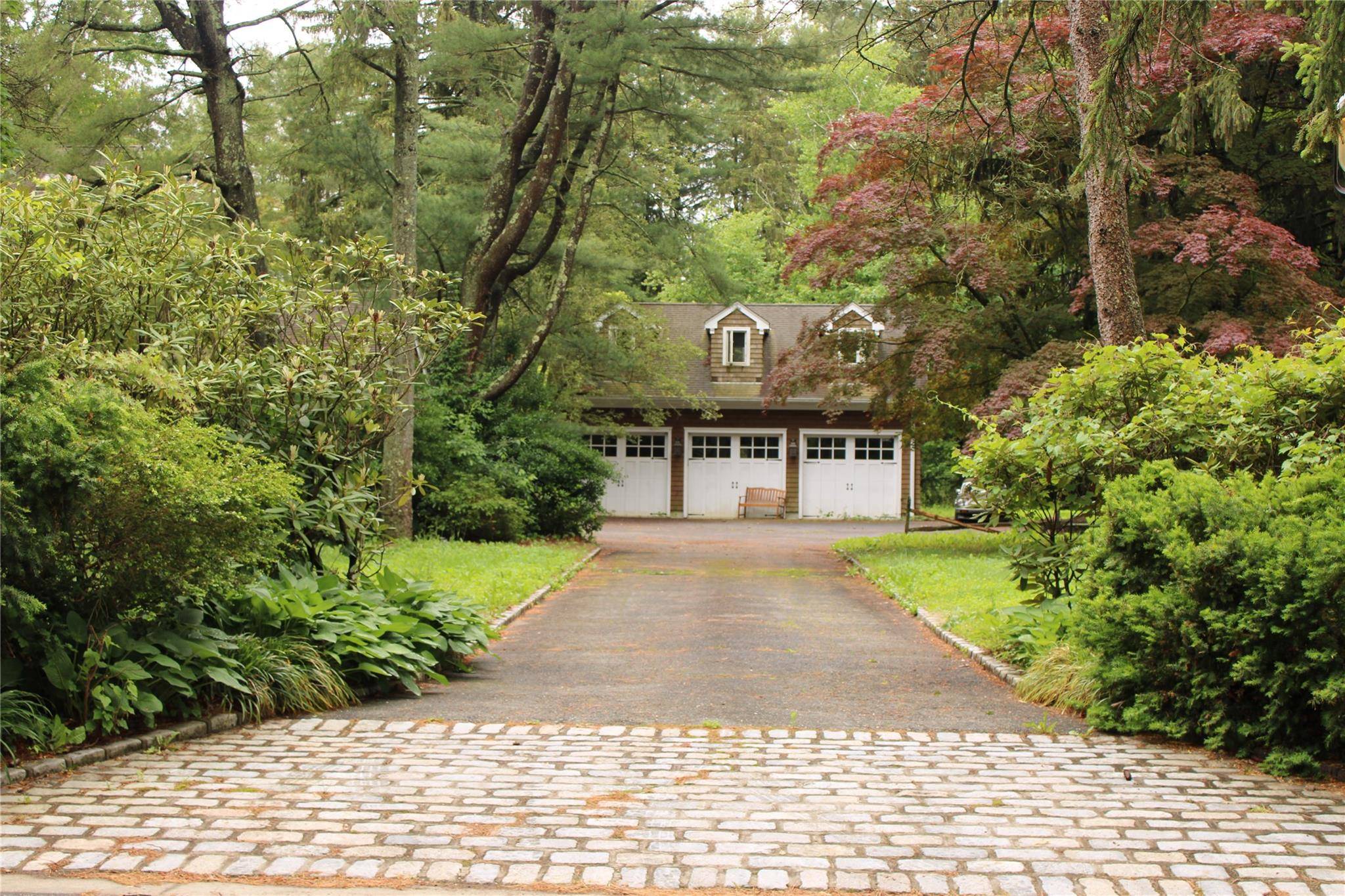 Glen Head, NY 11545,7 Locust LN