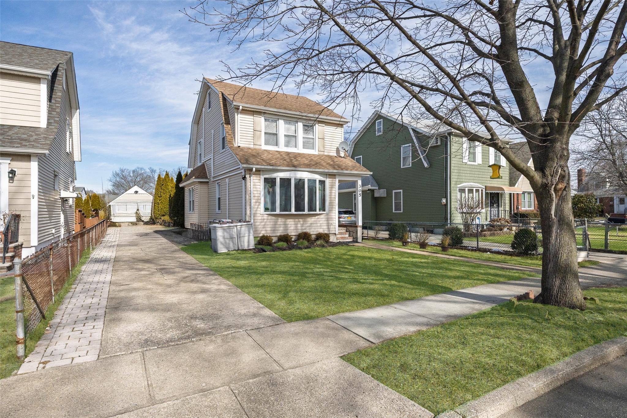 Floral Park, NY 11001,305 Bryant AVE