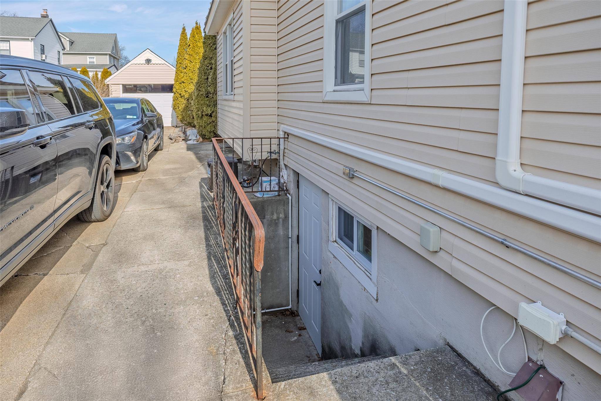Floral Park, NY 11001,305 Bryant AVE
