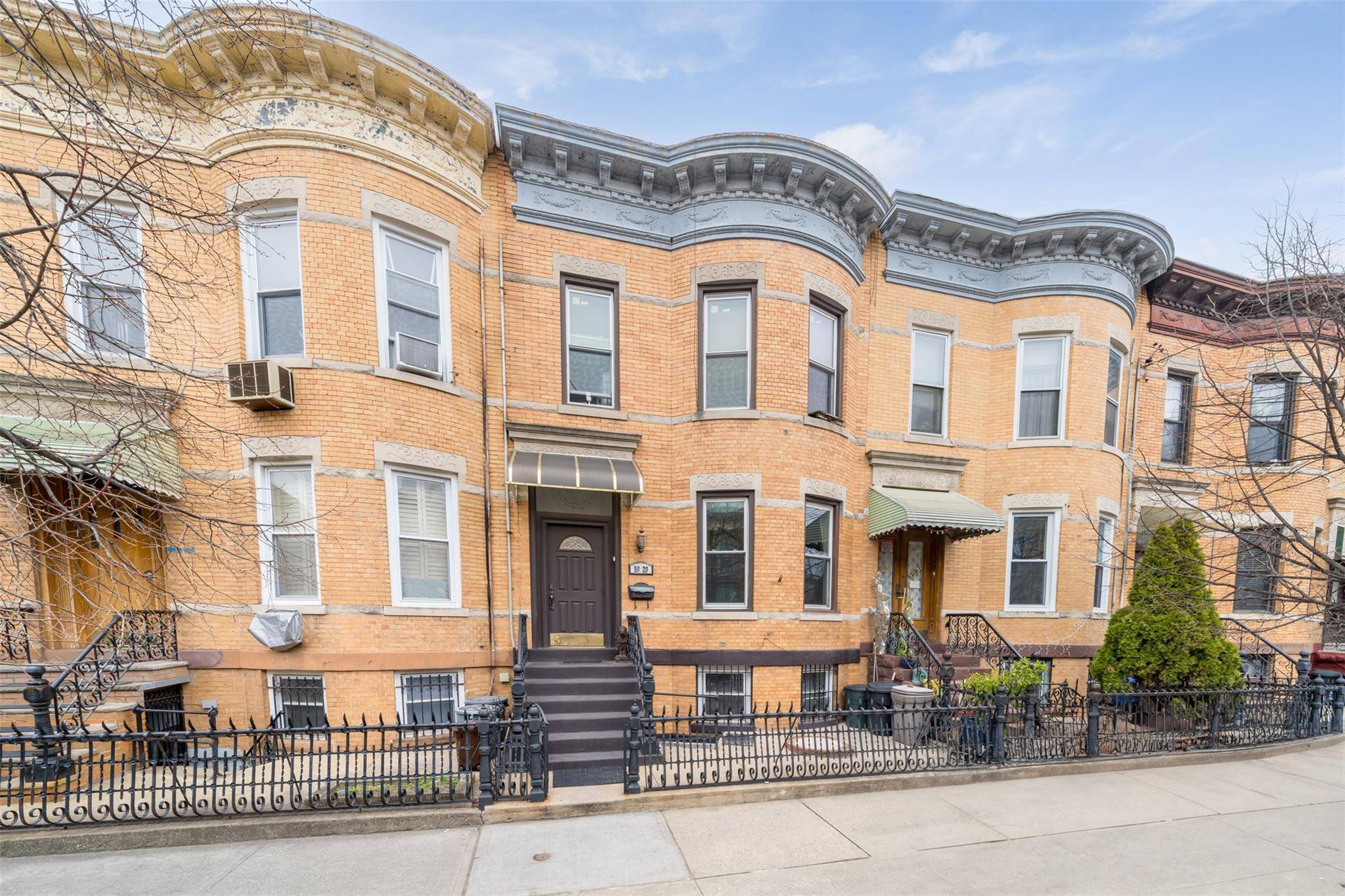 Ridgewood, NY 11385,59-29 69th AVE