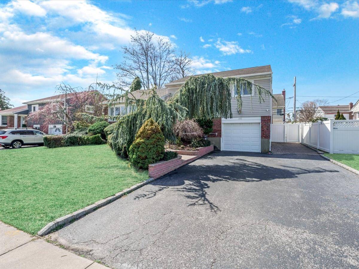 Plainview, NY 11803,195 Floral AVE