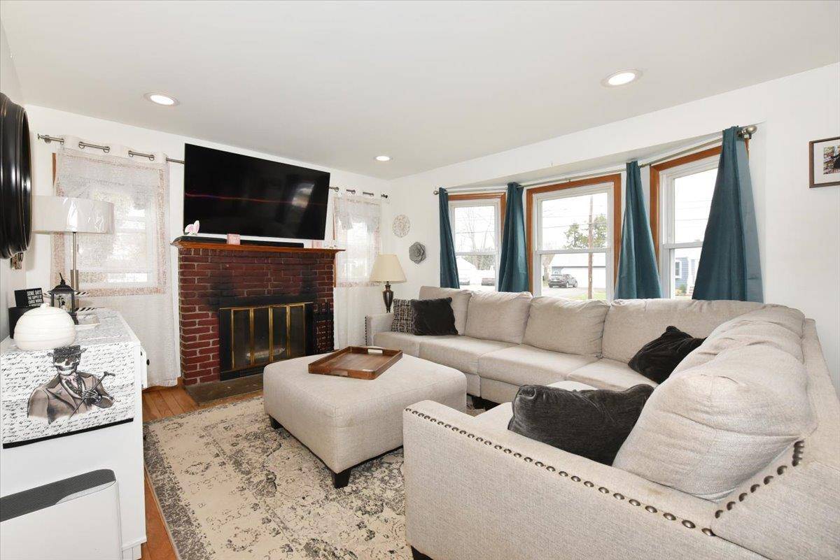 Massapequa, NY 11758,27 Francine DR